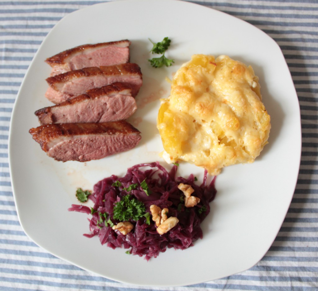 Ente mit Kartoffelgratin und Rotkohl – Kaviarkanone