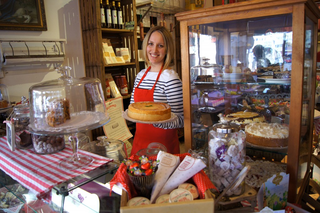 Im Tante Emmelie gibt es einfach so viel Schönes. Natalie stellt gerade einen neuen Kuchen in die Vitrine. 