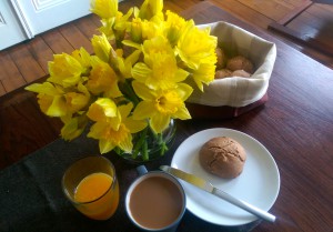 Mit Butter und Marmelade sind die Brötchen der perfekte Start in den Tag.