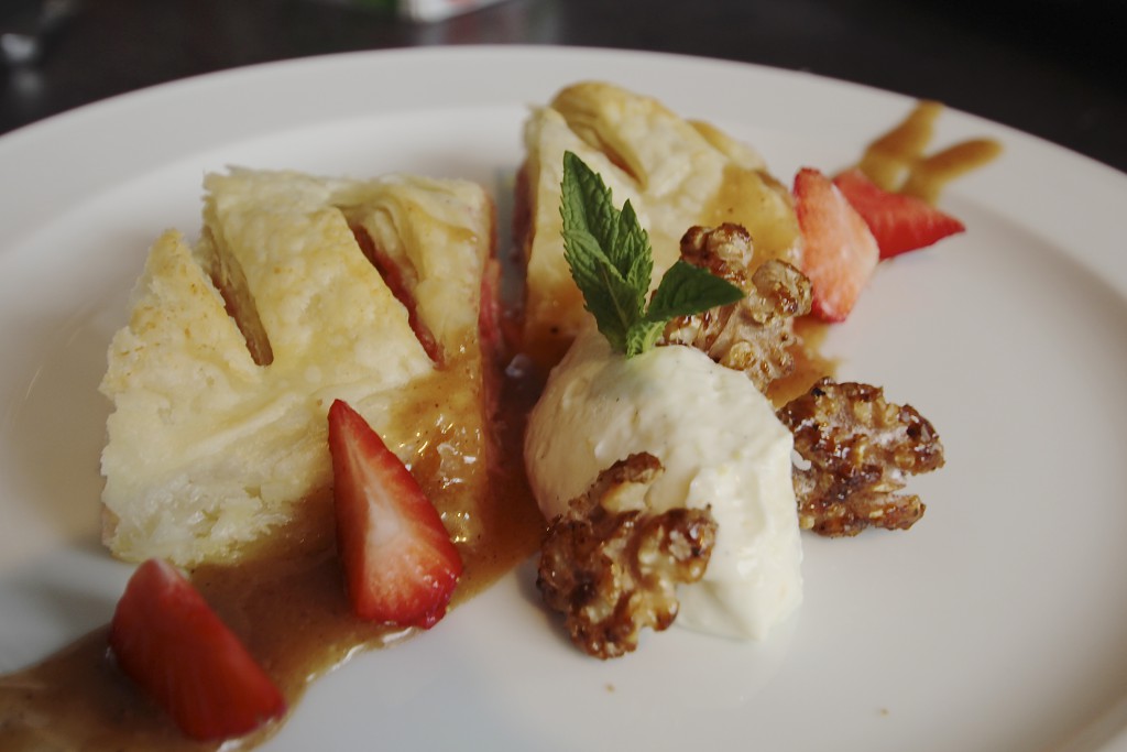 Strudel mit Erdbeeren und Rhabarber