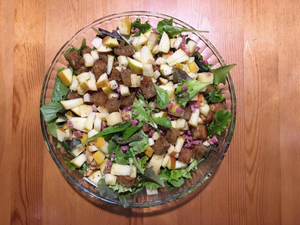 Salat mit Schinken und Croutons
