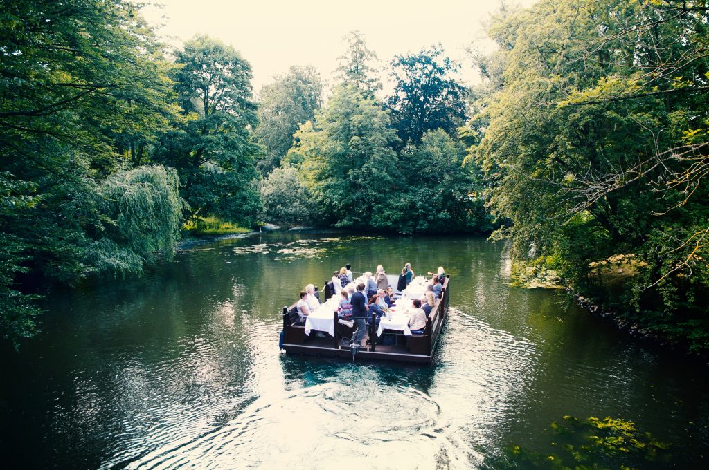 Mit dem Floß auf der Oker speist es sich doppelt so gut. Alle Fotos: Flussgenuss