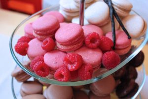 Die Macarons werden komplett ohne künstliche Farbstoffe gebacken.